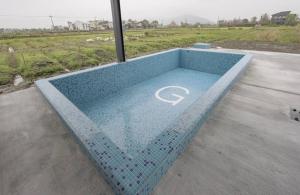 a blue bench sitting on top of a building at G'day Villa in Yuanshan