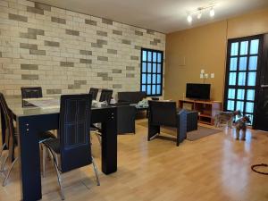 a living room with a table and chairs and a dog at Casa B & L Céntrico Departamento in Oaxaca City
