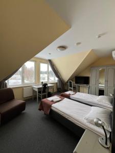 1 dormitorio con 1 cama grande y escritorio. en Butenas Hotel Tyla, en Biržai