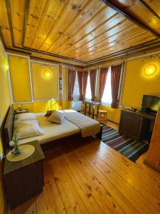 Postel nebo postele na pokoji v ubytování Guest rooms Colorit