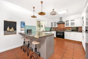 Η κουζίνα ή μικρή κουζίνα στο MarMel - Four bedroom home with pool and fire pit