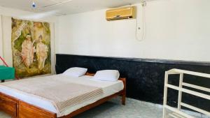 Un pat sau paturi într-o cameră la Happy Beach Sea View Room