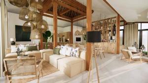 salon z kanapą, krzesłami i stołem w obiekcie Villa Sebelah by Optimum Bali Villas w mieście Seminyak
