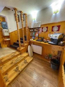 Zimmer mit Holzwänden und einer Holztreppe in einem Zimmer in der Unterkunft Guest rooms Colorit in Kopriwschtiza