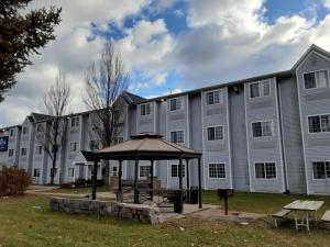 un gran edificio con un cenador frente a él en Microtel Inn & Suites by Wyndham West Chester, en West Chester