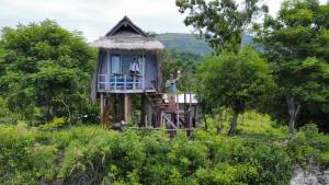 dos personas de pie en una casa del árbol en Eco Tourist Dream Stay Tree House, en Nusa Penida