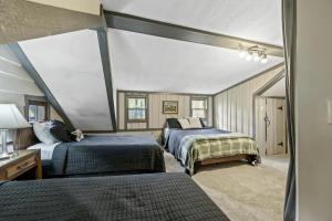 En eller flere senge i et værelse på Atop Pine Hill Cabin