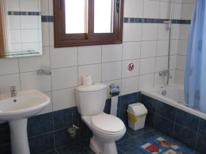 een badkamer met een toilet, een wastafel en een bad bij Nayia Paradise Villa! Best Villa in Cyprus in Paphos City