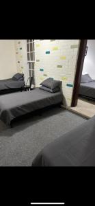 dwa łóżka siedzące obok siebie w pokoju w obiekcie TARCUTTA HOTEL w mieście Tarcutta