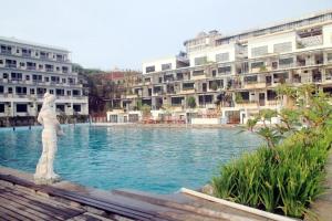 une statue d'une personne debout à côté d'un bassin d'eau dans l'établissement Cikidang Resort, à Sukabumi