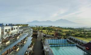une vue aérienne d'un complexe hôtelier avec deux piscines dans l'établissement Cikidang Resort, à Sukabumi