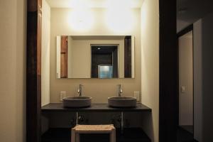 Baño con 2 lavabos y espejo en SOUQ en Himeji