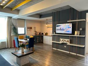 a living room with a tv and a kitchen at Teodoroiu nr. 5 in Craiova