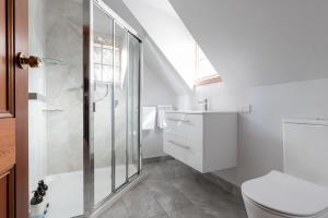 Un baño de Gracelands Swiss Inspired Home with Gorgeous Grounds 40 fotos más