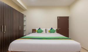 Postel nebo postele na pokoji v ubytování Treebo Samanvaya Retreat, Mysore