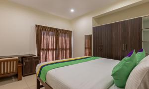 Postel nebo postele na pokoji v ubytování Treebo Samanvaya Retreat, Mysore