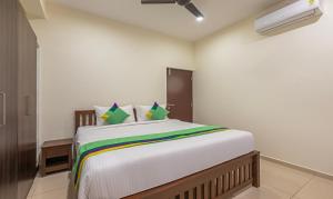 Postel nebo postele na pokoji v ubytování Treebo Samanvaya Retreat, Mysore