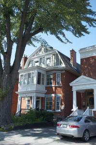 ein Haus mit einem davor geparkt in der Unterkunft Rideau Inn in Ottawa