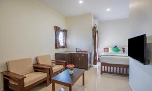 TV a/nebo společenská místnost v ubytování Treebo Samanvaya Retreat, Mysore