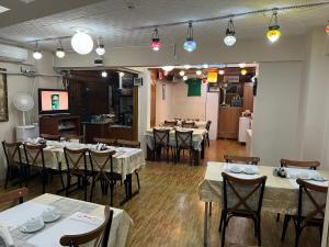 TV a/nebo společenská místnost v ubytování Paris Hotel