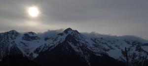 Pemandangan gunung umum atau pemandangan gunung yang diambil dari apartmen