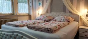 Pension 'Das kleine Landhaus' في Oberhaverbeck: سرير عليه وسادتين في غرفة النوم
