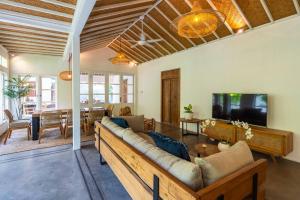Μια τηλεόραση ή/και κέντρο ψυχαγωγίας στο Private 5 Bedroom Spacious Villa Close to Sanur Beach