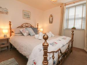 a bedroom with a bed and a window at CurLi Cottage in Bideford
