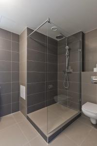 Koupelna v ubytování Lakepark Residence + 37 fotografií