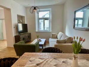 a living room with a couch and a table at *Luxus in der Grazer Innenstadt* in Graz