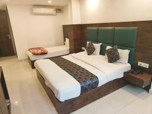 ein Schlafzimmer mit einem großen Bett in einem Zimmer in der Unterkunft Hotel Krone A Family Hotel Near IGI Airport in Neu-Delhi
