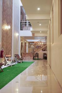 un pasillo con alfombra verde en un edificio en Mak Suites, en Piura