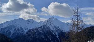 Pemandangan gunung umum atau pemandangan gunung yang diambil dari apartmen