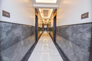 プネにあるVits Select Kharadi Puneの大理石の床と天井の建物の廊下