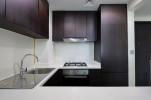 Kuchyň nebo kuchyňský kout v ubytování Livbnb Suites - Modern 1 Bed in Merano Tower