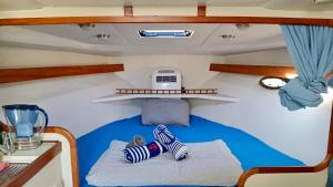 מיטה או מיטות בחדר ב-Cozy private two rooms yacht in Barcelona - boat in Port Forum