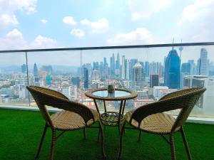 uma mesa e 2 cadeiras numa varanda com vista em KLCC view WTC 5Pax 2BR Balcony RR327 R em Kuala Lumpur