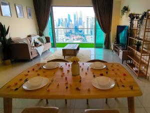 uma mesa numa sala de estar com vista para uma cidade em KLCC view WTC 5Pax 2BR Balcony RR327 R em Kuala Lumpur