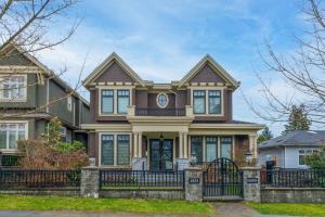 una casa con una recinzione di fronte di Oakridge Cozy Guesthouse a Vancouver