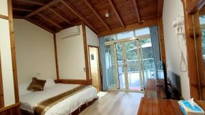 Uma cama ou camas num quarto em Xitou Tianpin Homestay