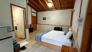 Uma cama ou camas num quarto em Xitou Tianpin Homestay