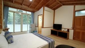 Uma cama ou camas num quarto em Xitou Tianpin Homestay
