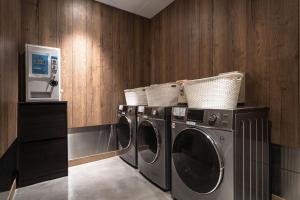 a laundry room with a washing machine and a dryer at Phoenix Hotel Taichung in Taichung