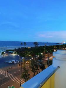 vistas a una ciudad con aparcamiento en Victory Hotel Old Wing, en Vung Tau