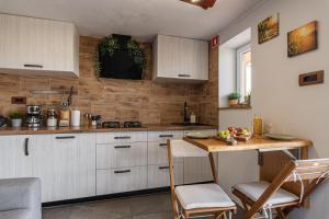 O bucătărie sau chicinetă la Vineyard Cottage Sunny Hill - Happy Rentals