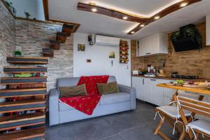 O bucătărie sau chicinetă la Vineyard Cottage Sunny Hill - Happy Rentals