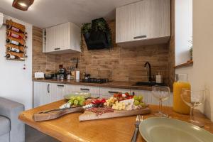 - une cuisine avec une table et un bouquet de nourriture dans l'établissement Vineyard Cottage Sunny Hill - Happy Rentals, à Mirna