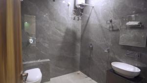 Ванна кімната в Hotel Pushpdeep Residency