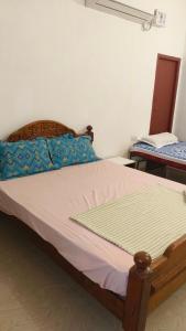1 dormitorio con 1 cama grande en Paradise Villa, en Pūrnānkuppam