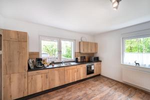 Kuchyň nebo kuchyňský kout v ubytování Ferienwohnung Haus An der Lenne